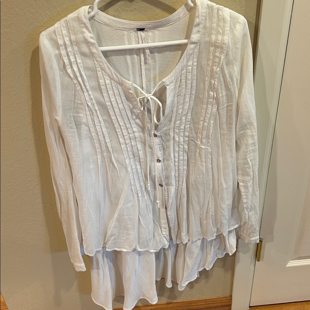 FREE PEOPLE White Pleated Blouse with Tie Front HI LOW . New size medium